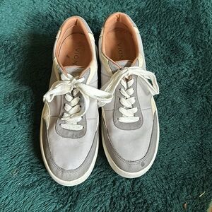 Ladies vionic shoes size 8